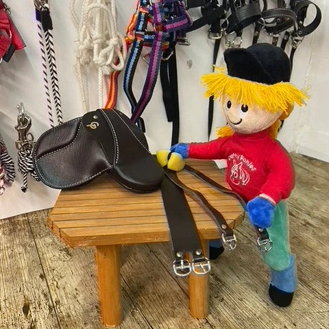 Pippa Cleans her Leather Saddle!